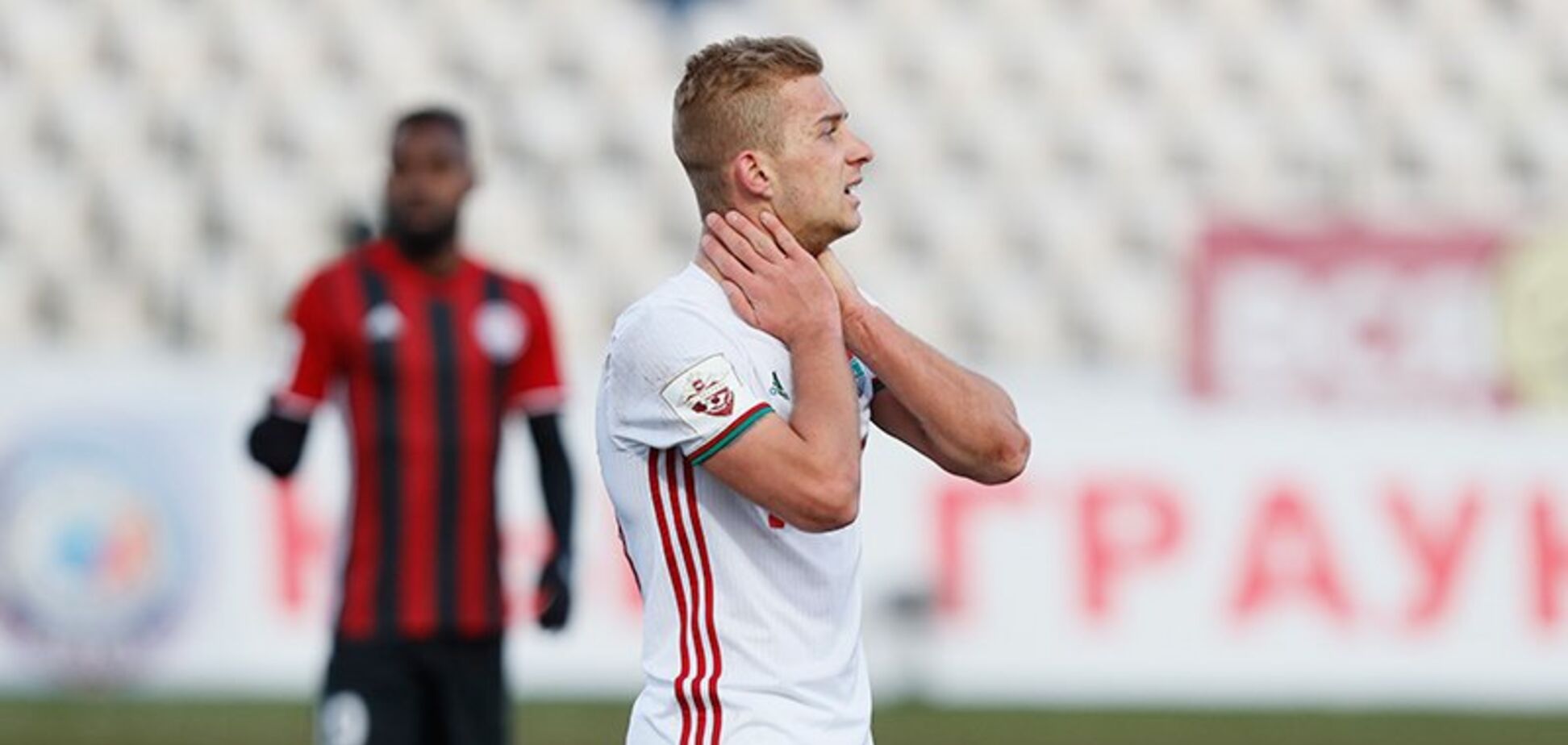 Российский футболист угодил в скандал в самолете: что произошло