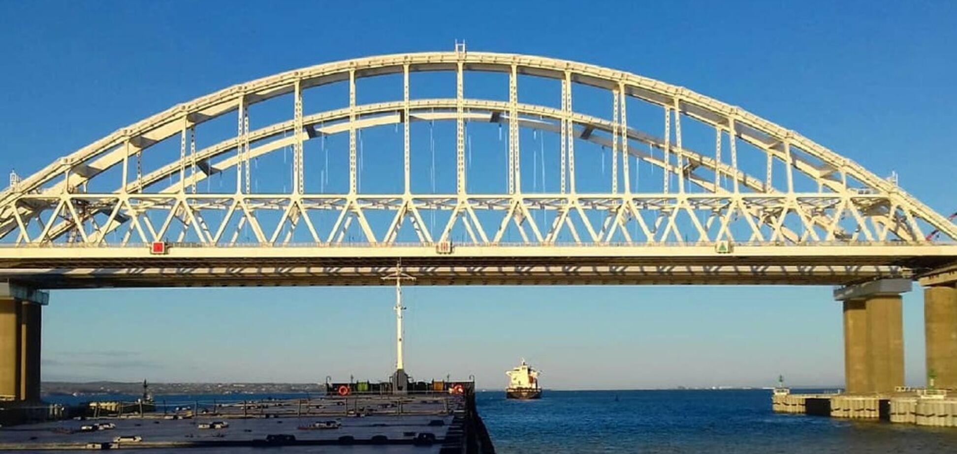 'Це ж картонна копія!' Свіже фото Кримського мосту викликало резонанс в мережі