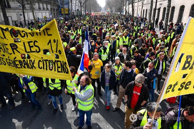 Во Франции снова разгорелись протесты 'желтых жилетов': пострадала женщина