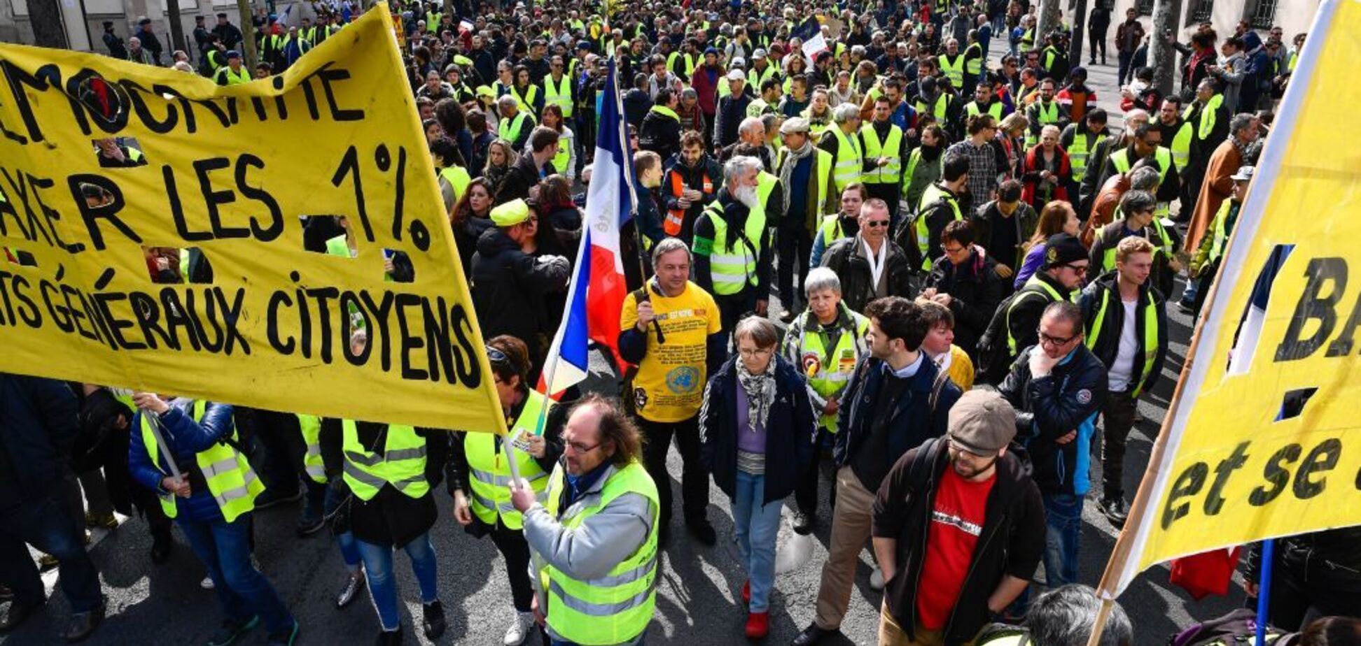 У Франції знову спалахнули протести 'жовтих жилетів': постраждала жінка