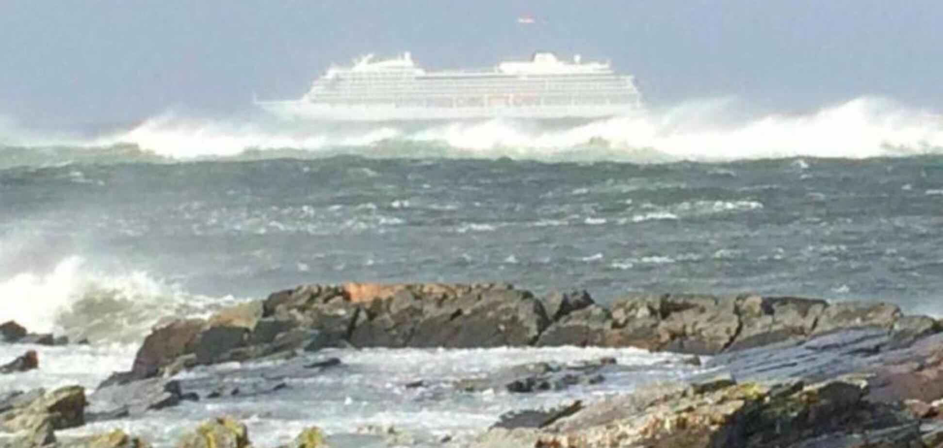 На борту майже 1400 осіб: біля берегів Норвегії трапилася НП з круїзним лайнером