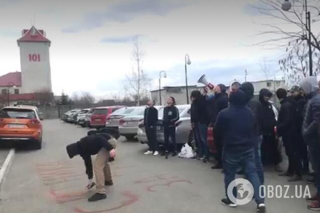 'Сытника за решетку': ветераны АТО устроили 'кровавый' бунт под домом главы НАБУ