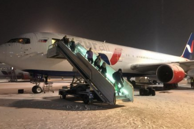 Голий росіян увірвався в літак через Крим: відеофакт