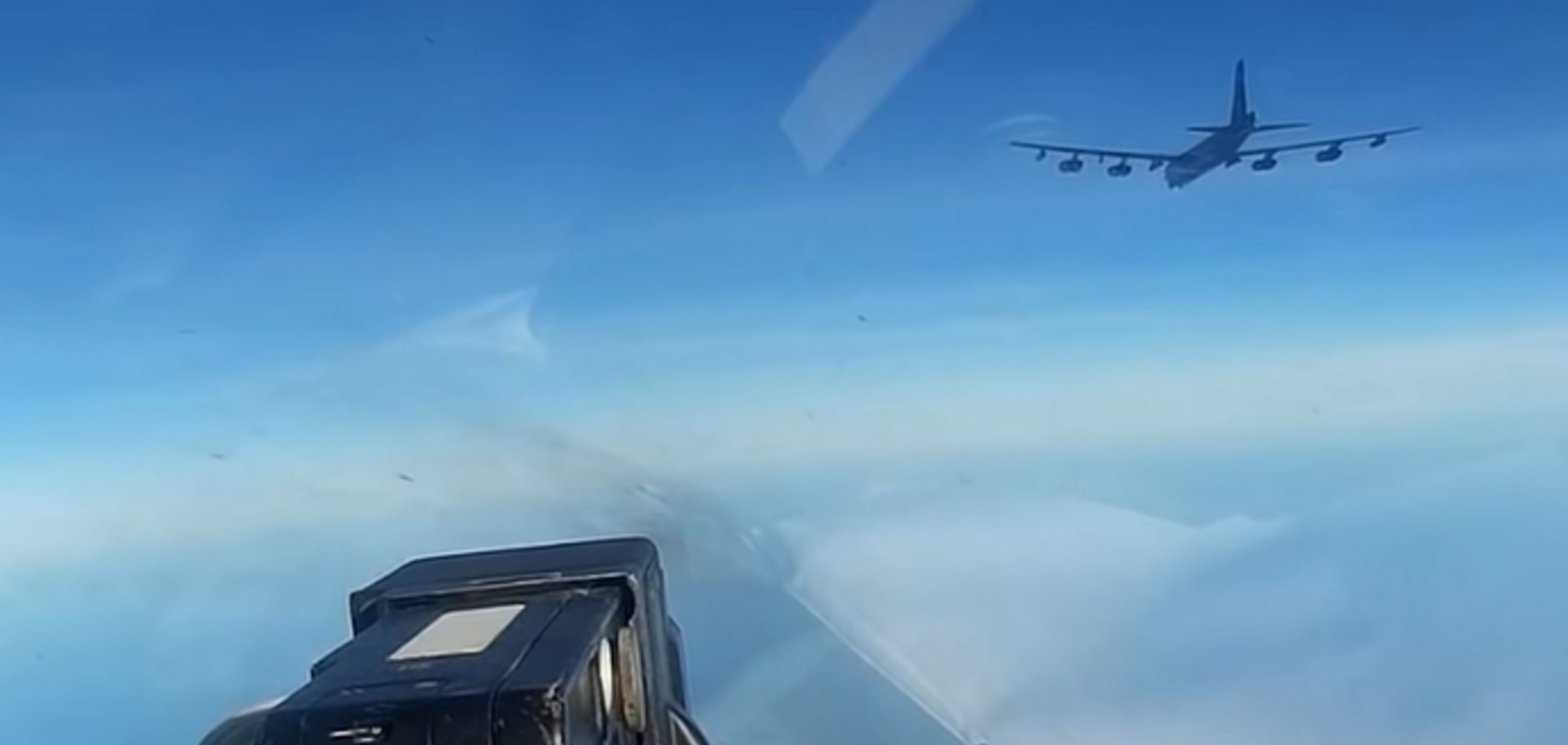'Сутичка' літаків США і Росії потрапила на відео