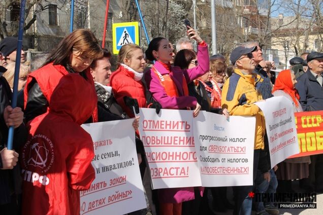 'Путін, виконай обіцянку!' У Криму влаштували масовий протест. Фото з місця подій