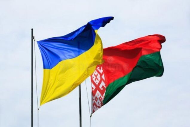 Кричали 'Слава Україні!' Білорус із синьо-жовтою стрічкою викликав ажіотаж в Мінську