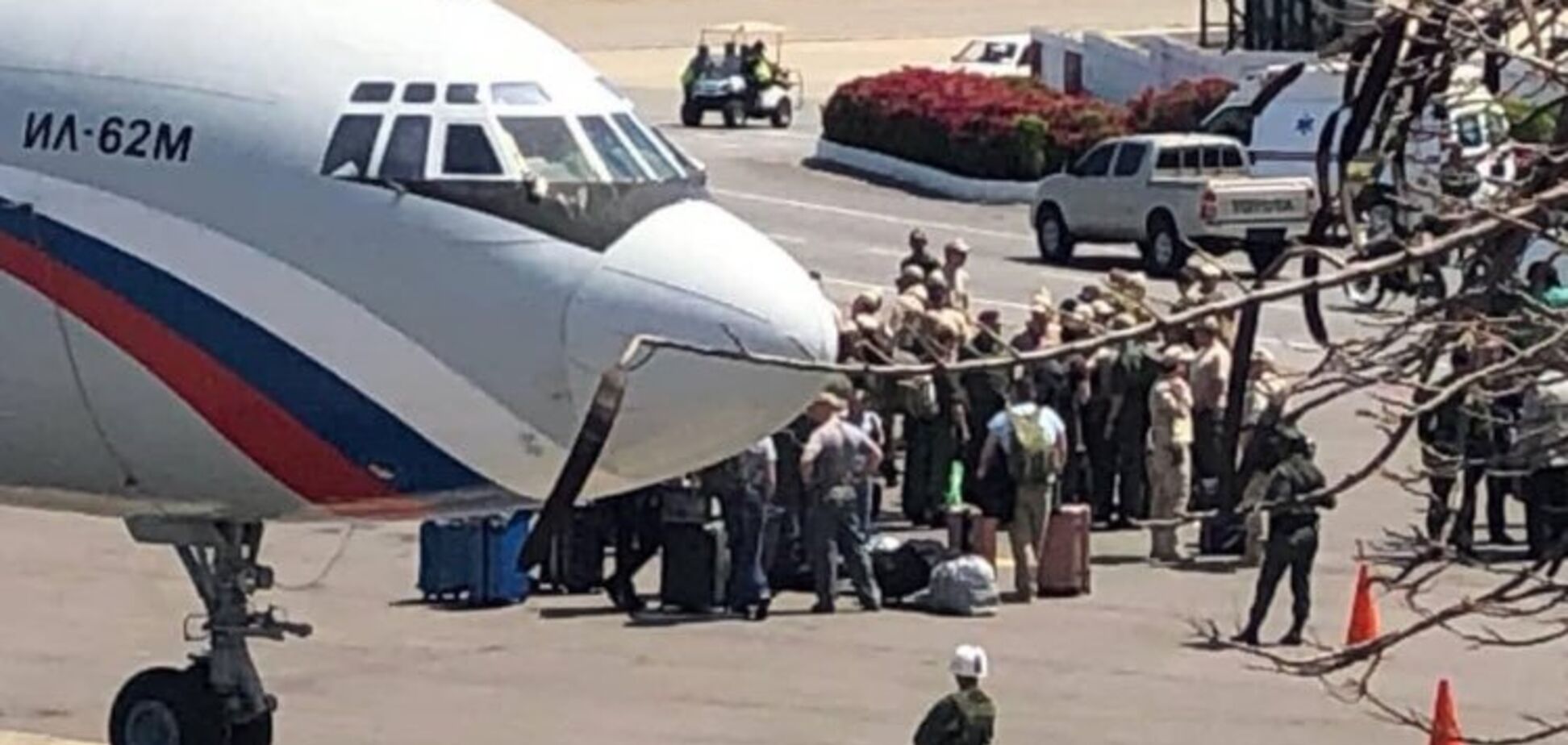 Путін, введи війська? У Венесуелу прибула армія Кремля. Перші фото