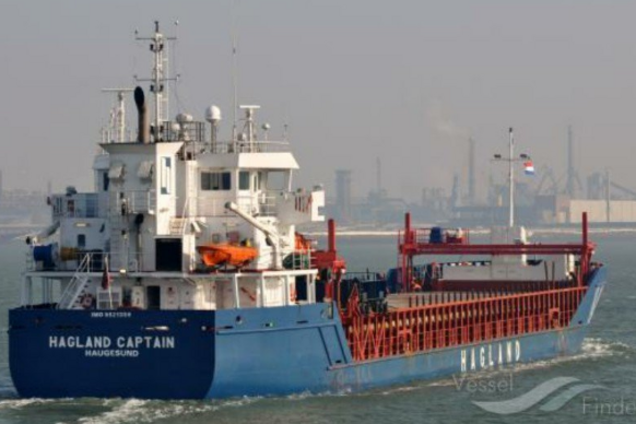 Довелося стрибати у воду: біля берегів Норвегії ще одне судно потрапило у пастку