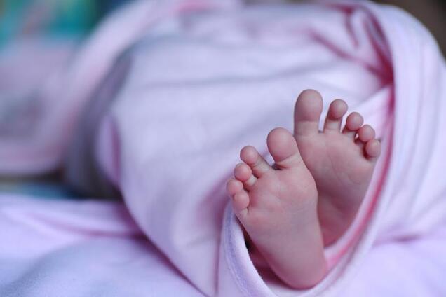 В Хортицком районе Запорожья новорожденную малышку оставили на капоте автомобиля