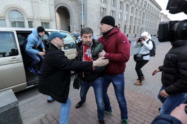 У Мінську влаштували жорстку облаву на активістів