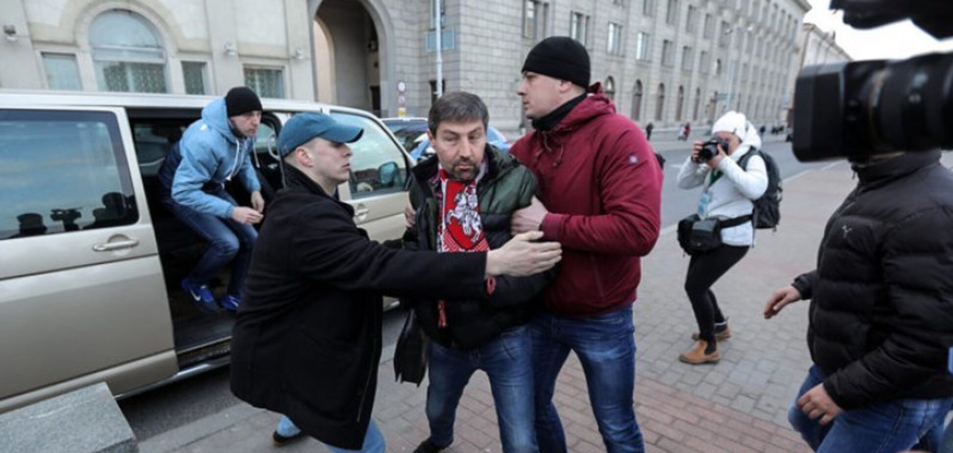 У Мінську влаштували жорстку облаву на активістів