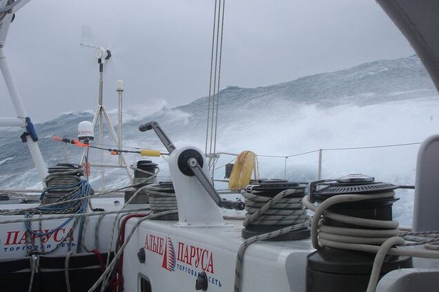 Известный путешественник попал в жуткий шторм на лодке: видео