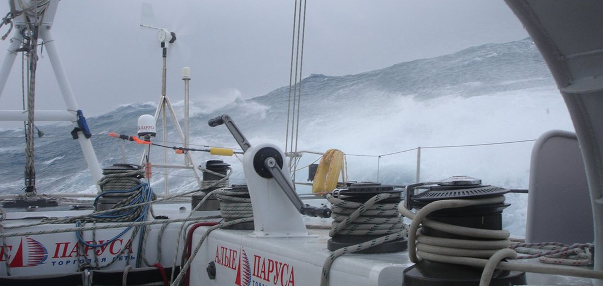 Известный путешественник попал в жуткий шторм на лодке: видео