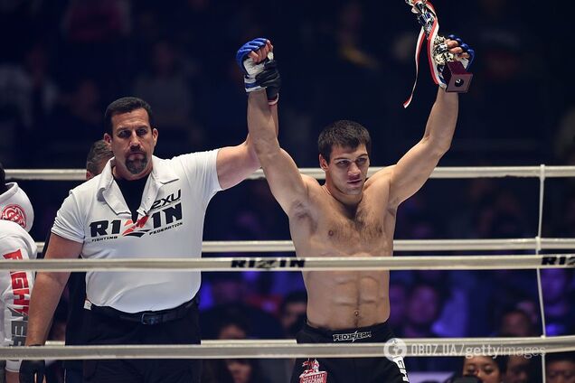 Боєць MMA вижив після важкого нокдауну і задушив суперника - відеофакт