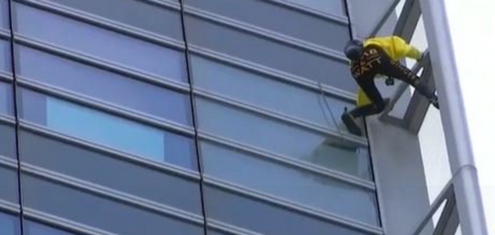 Французький ''Людина-павук'' підкорив хмарочос у Парижі: захопливі фото і відео