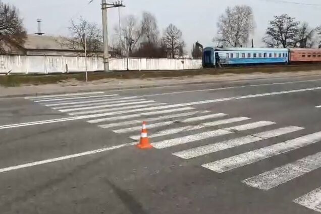 Отбросило головой в бордюр: в Киеве на переходе насмерть сбили пешехода