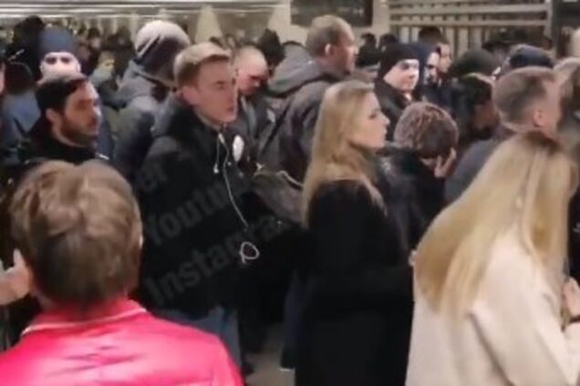 'Тиснява тисячі людей!' Кияни зняли на відео колапс у метро