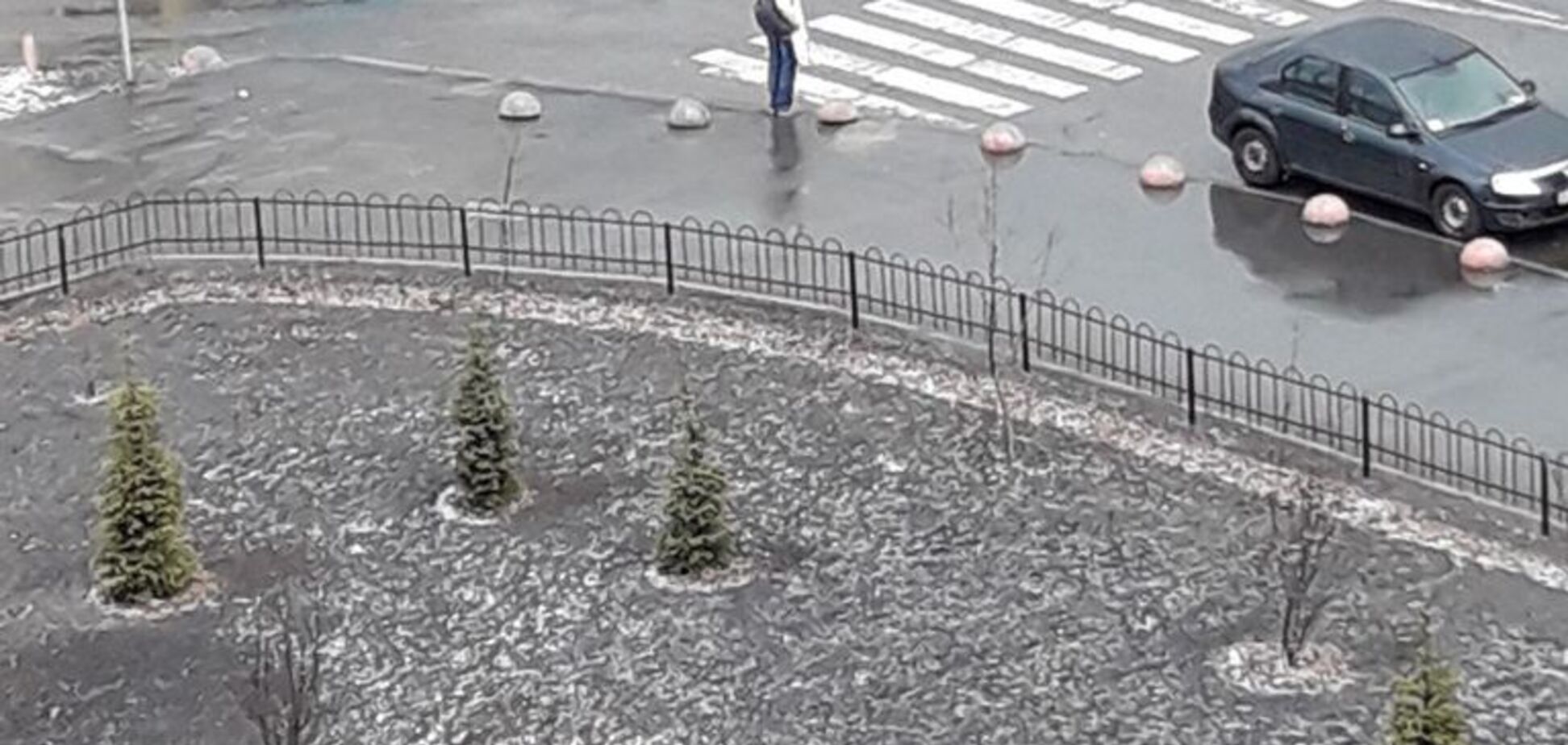 В Киеве внезапно пошел снег: фото