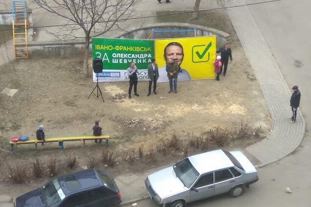 'Сам пью, сам гуляю!' В Ивано-Франковске высмеяли 'людные' агитации за кандидата в президенты