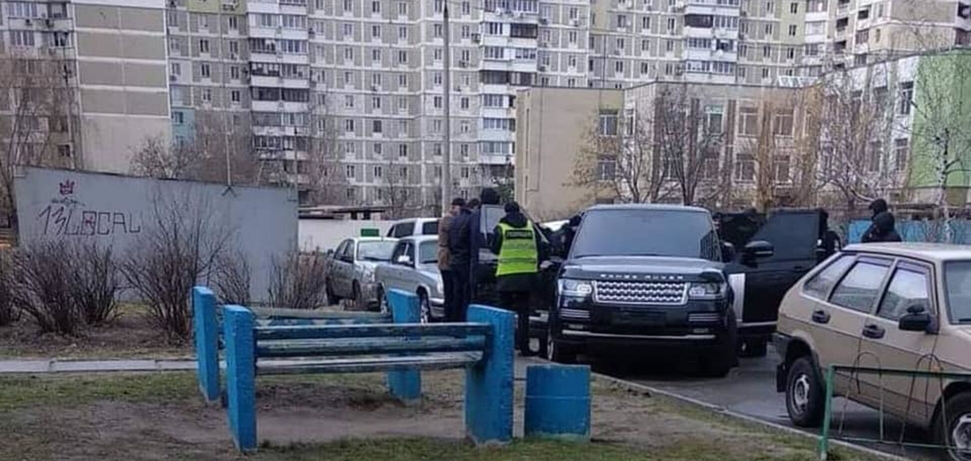 'Криминал привет передал?' В Киеве в приемную нардепа ворвались вооруженные люди