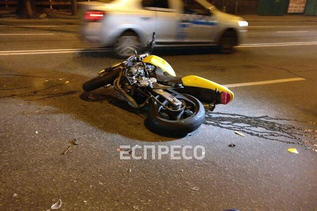 Бросил машину и сбежал: в Киеве авто на еврономерах влетело в мотоцикл