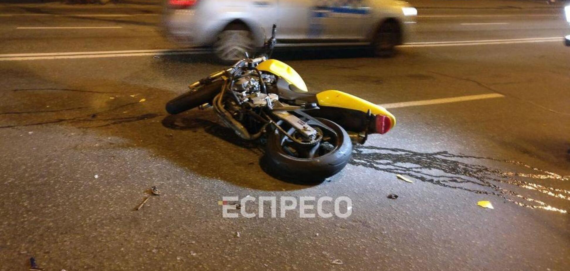 Бросил машину и сбежал: в Киеве авто на еврономерах влетело в мотоцикл