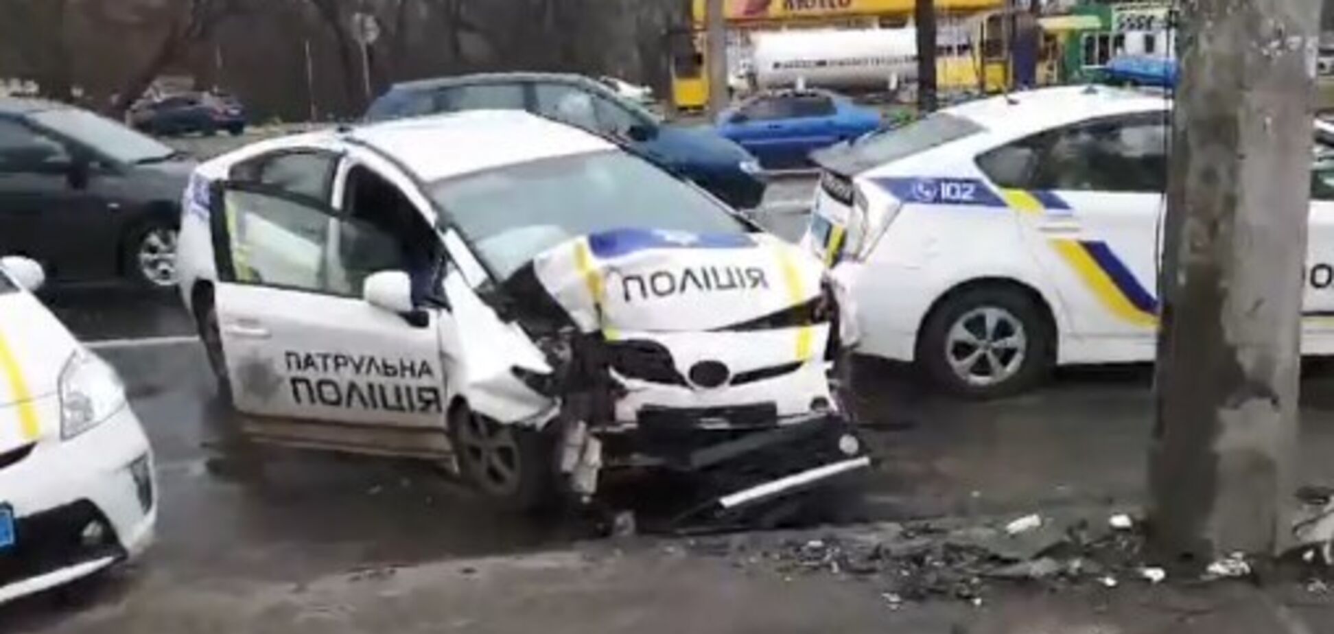 Заснув за кермом? У Києві авто з поліцією врізалося у стовп
