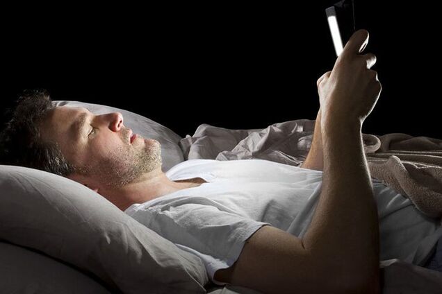 Названа смертельная опасность ночного света от смартфона
