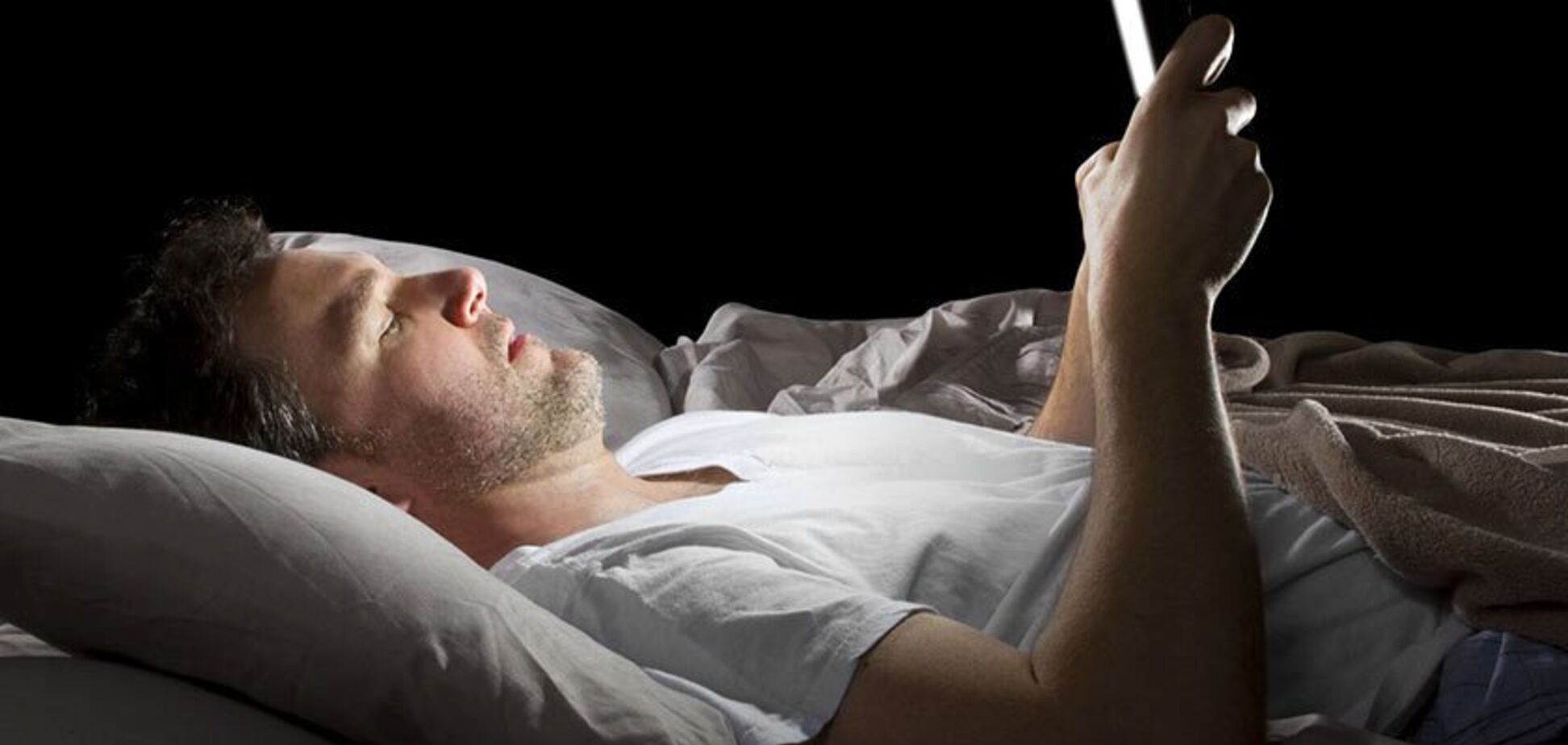 Названа смертельная опасность ночного света от смартфона