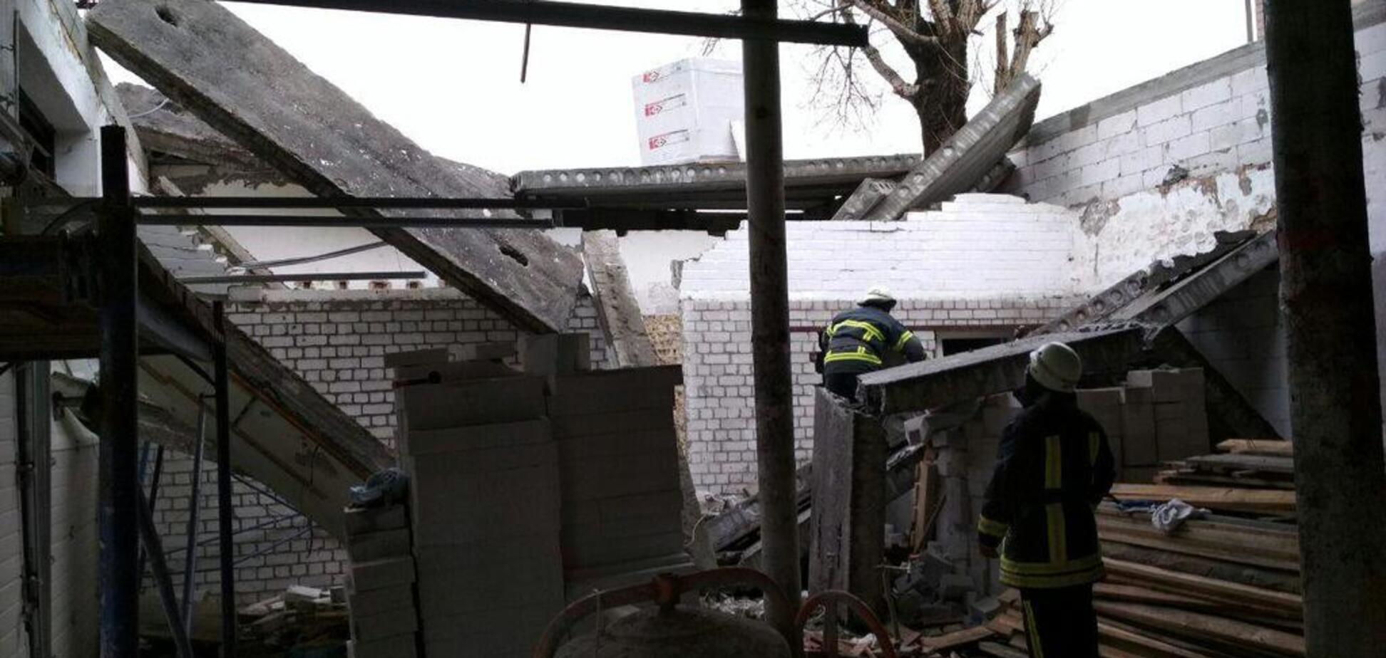 У Києві впав дах будівлі: є жертва