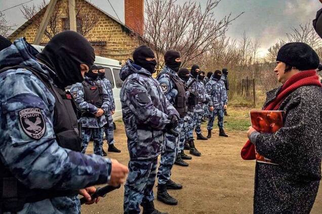 "Террор и пытки!" В Крыму ФСБ устроила жесткую облаву на крымских татар