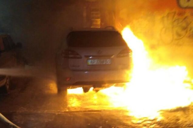 В центре Запорожья сгорел 'Лексус'