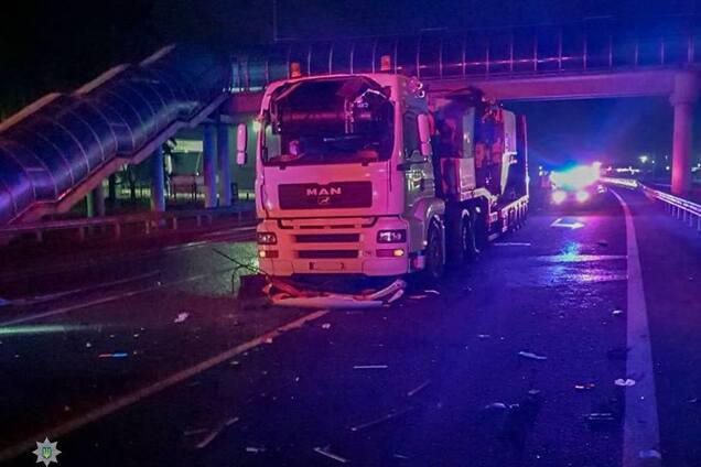 Кабину водителя пробило насквозь: на трассе под Киевом произошло ЧП