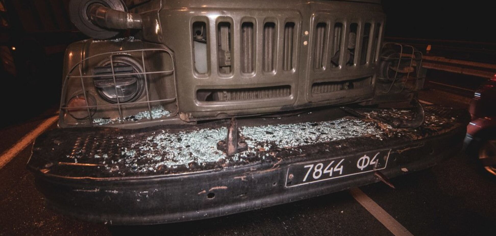 В Киеве военный грузовик врезался в авто с ребенком в салоне: фото