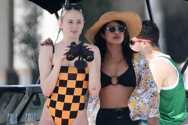 Зірку ''Гри престолів'' в купальнику підловили за відпочинком на яхті: фото