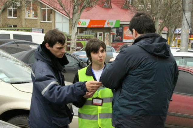 'Паркувальники' у яскравих жилетах влаштували полювання на водіїв в Україні: що відомо