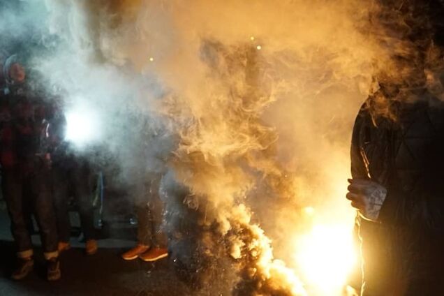 Под Киевом забросали петардами дом Медведчука и оставили нецензурное послание