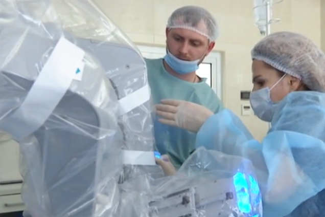 Чотири руки і око-3D-камера: в Україні вперше провів операцію робот-хірург NASA