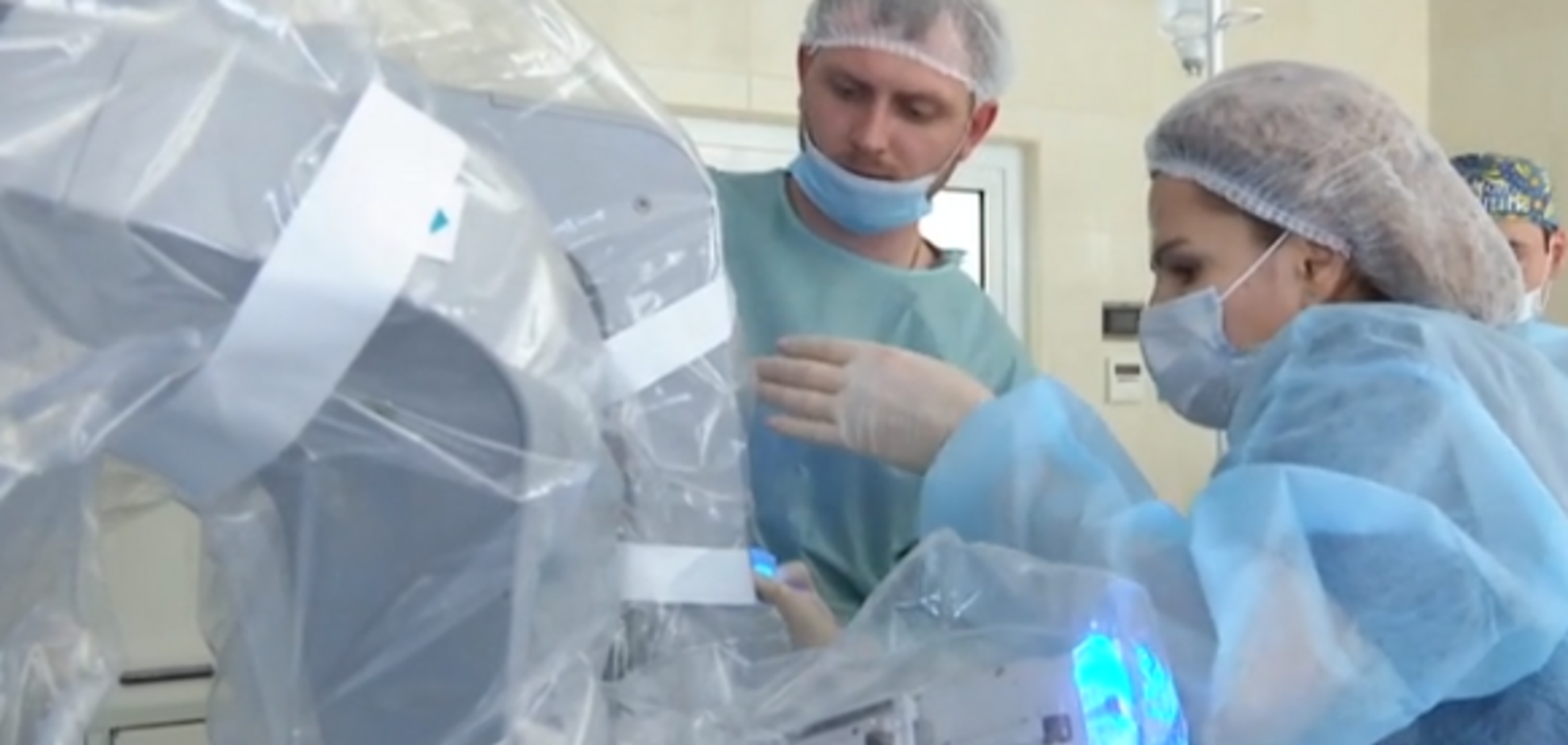 Чотири руки і око-3D-камера: в Україні вперше провів операцію робот-хірург NASA