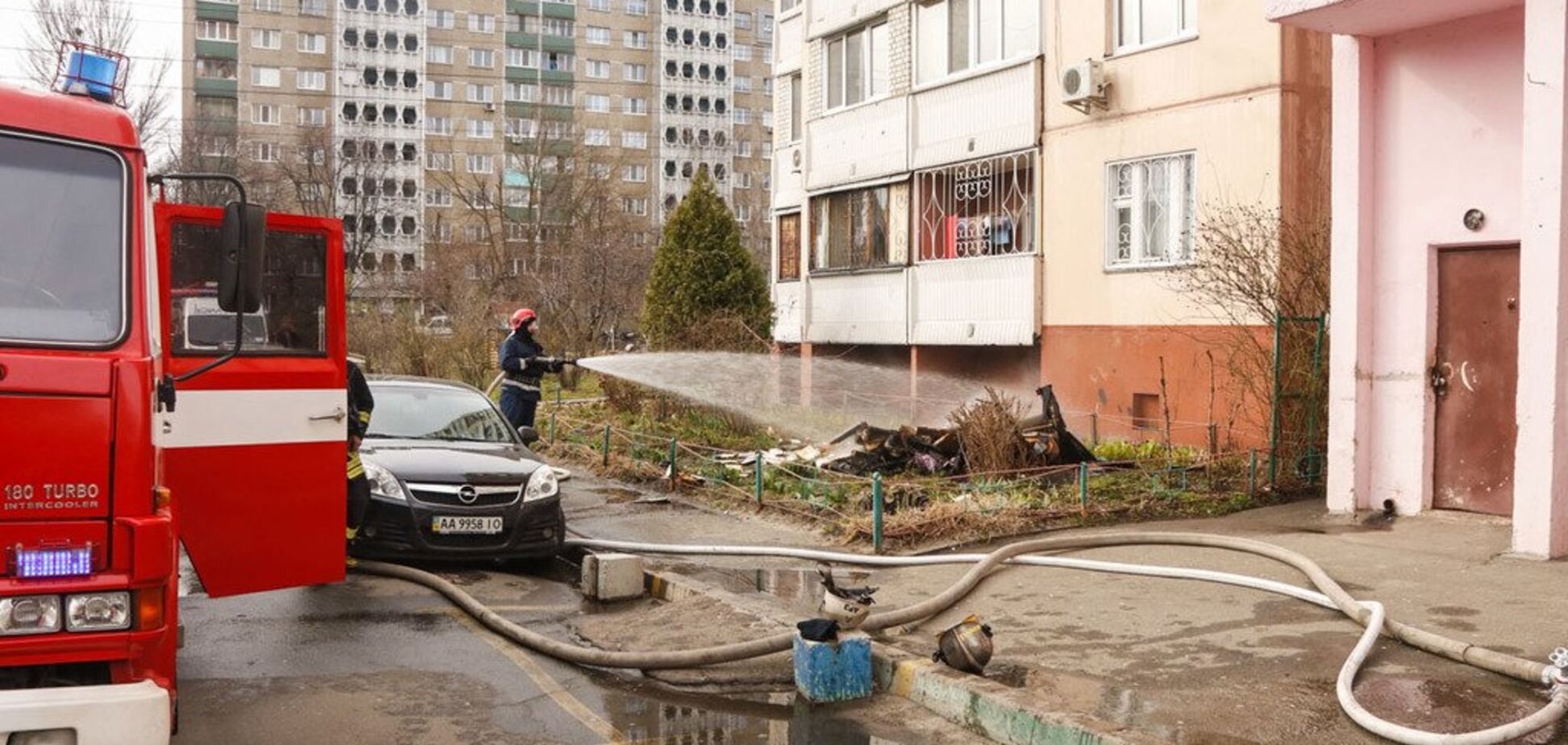 У Києві спалахнула пожежа в багатоповерхівці: є жертви