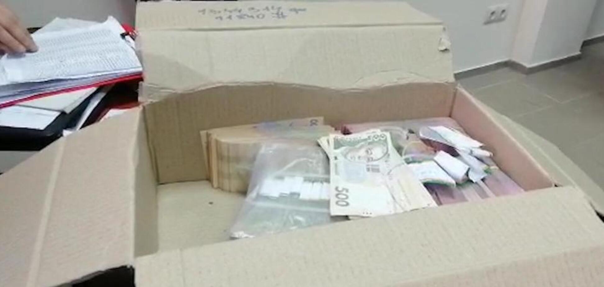 Стояли в очереди за деньгами: в Черкассах накрыли масштабную схему подкупа