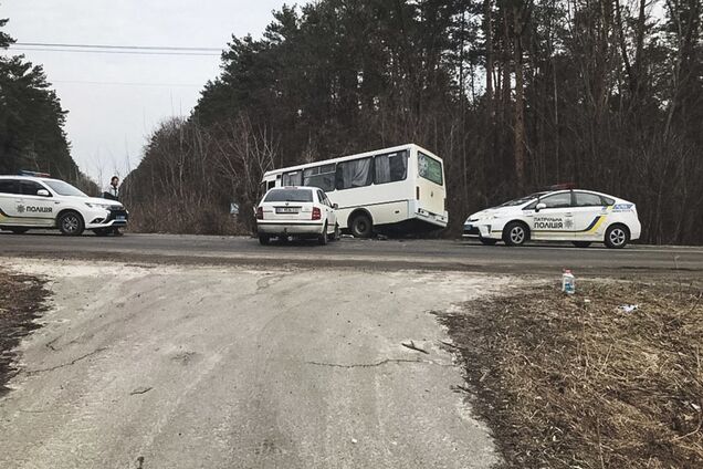 Під Києвом маршрутка врізалася в авто і вилетіла в кювет: є потерпілі