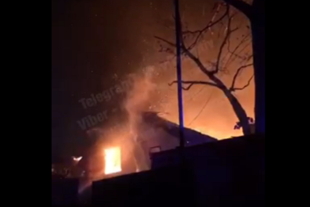 Под Киевом разгорелся масштабный пожар на заводе