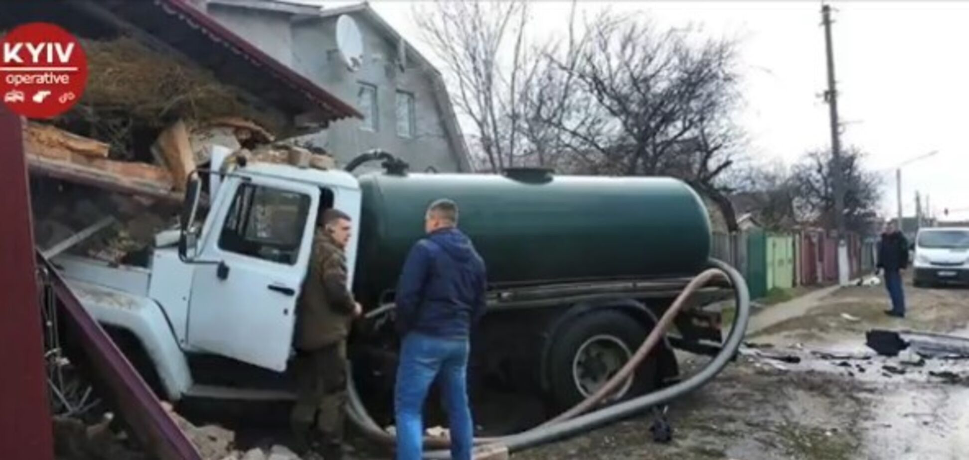 Под Киевом произошло тройное ДТП: авто влетело в здание 