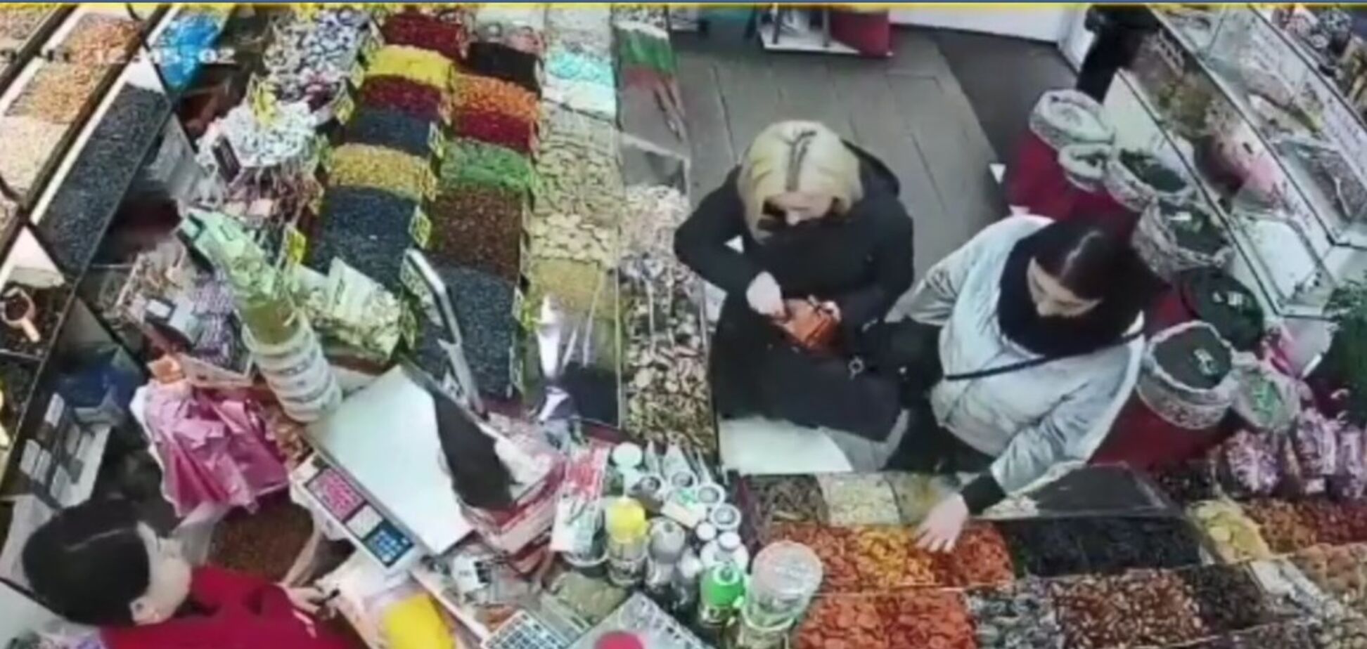 Орудує в продуктових магазинах: у Києві злодійка 'засвітилася' на камерах