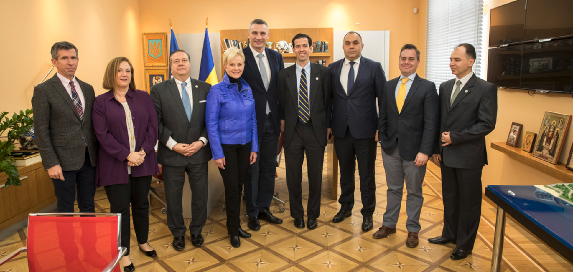 Кличко зустрівся з дружиною Маккейна