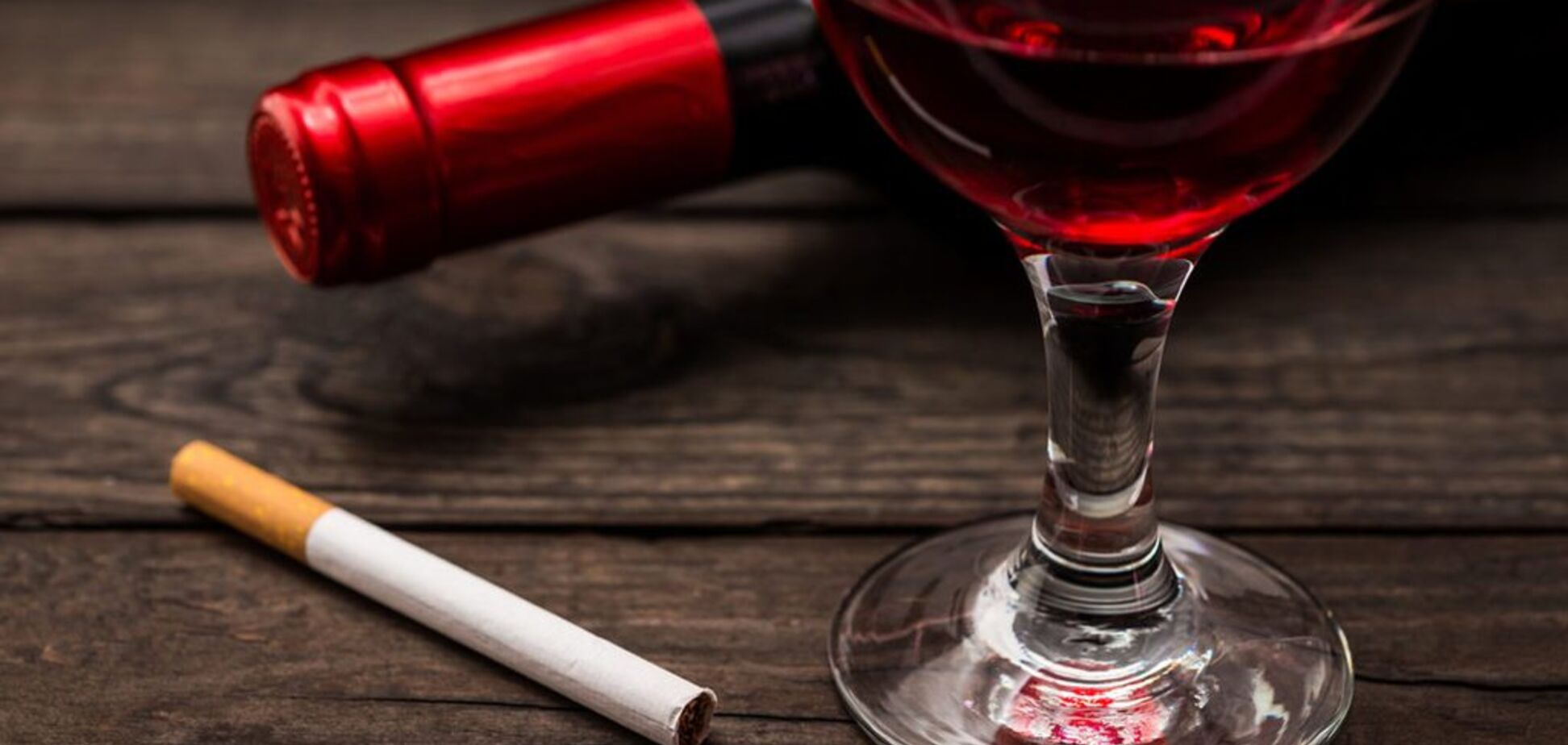 Визначено 'сигаретний еквівалент' пляшки вина