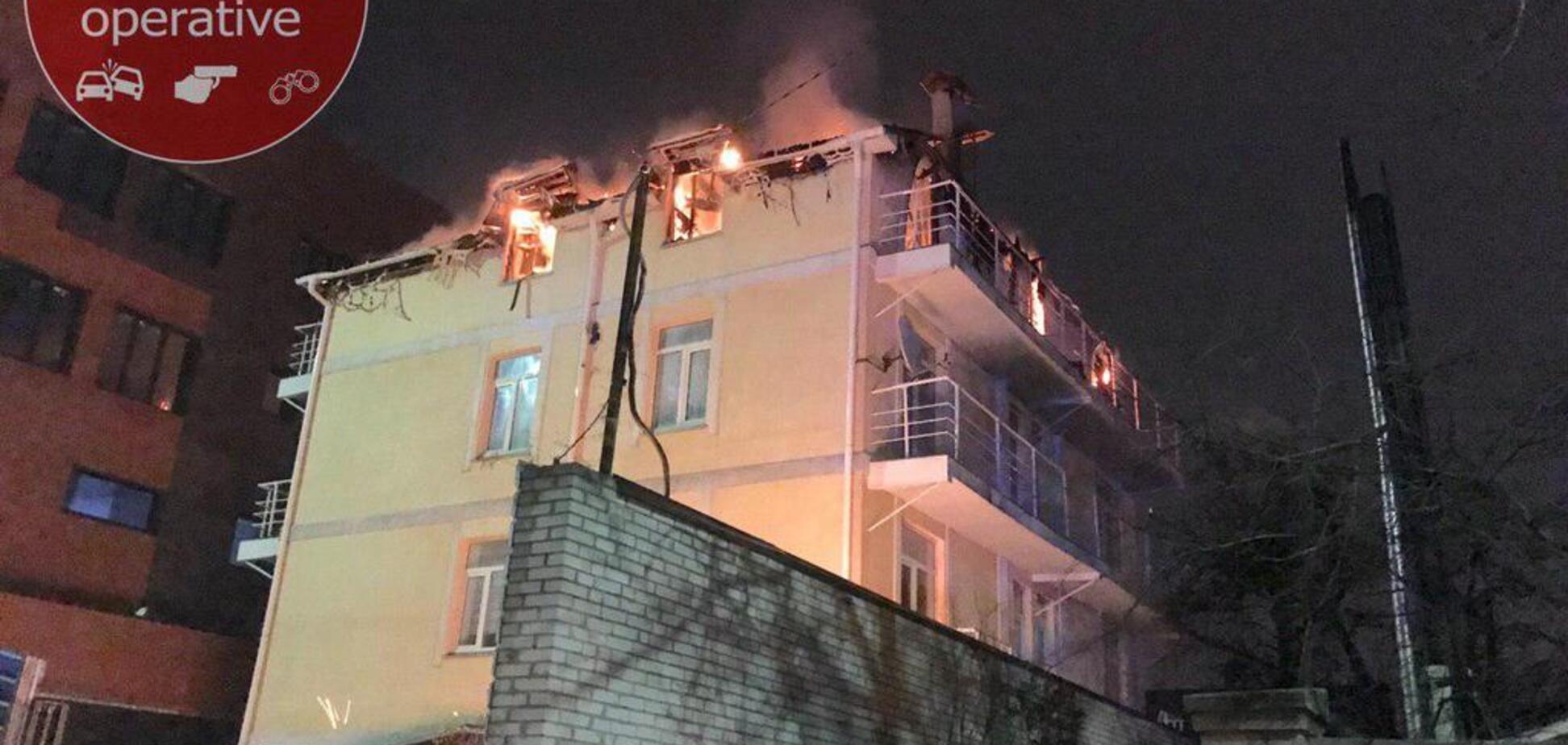 В Киеве на Подоле загорелся жилой дом: опубликованы фото и видео