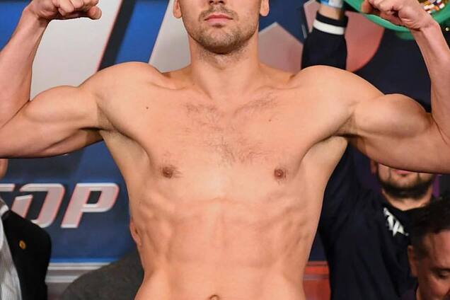 С флагом Украины: ринг-герлз поддержали Гвоздика перед боем