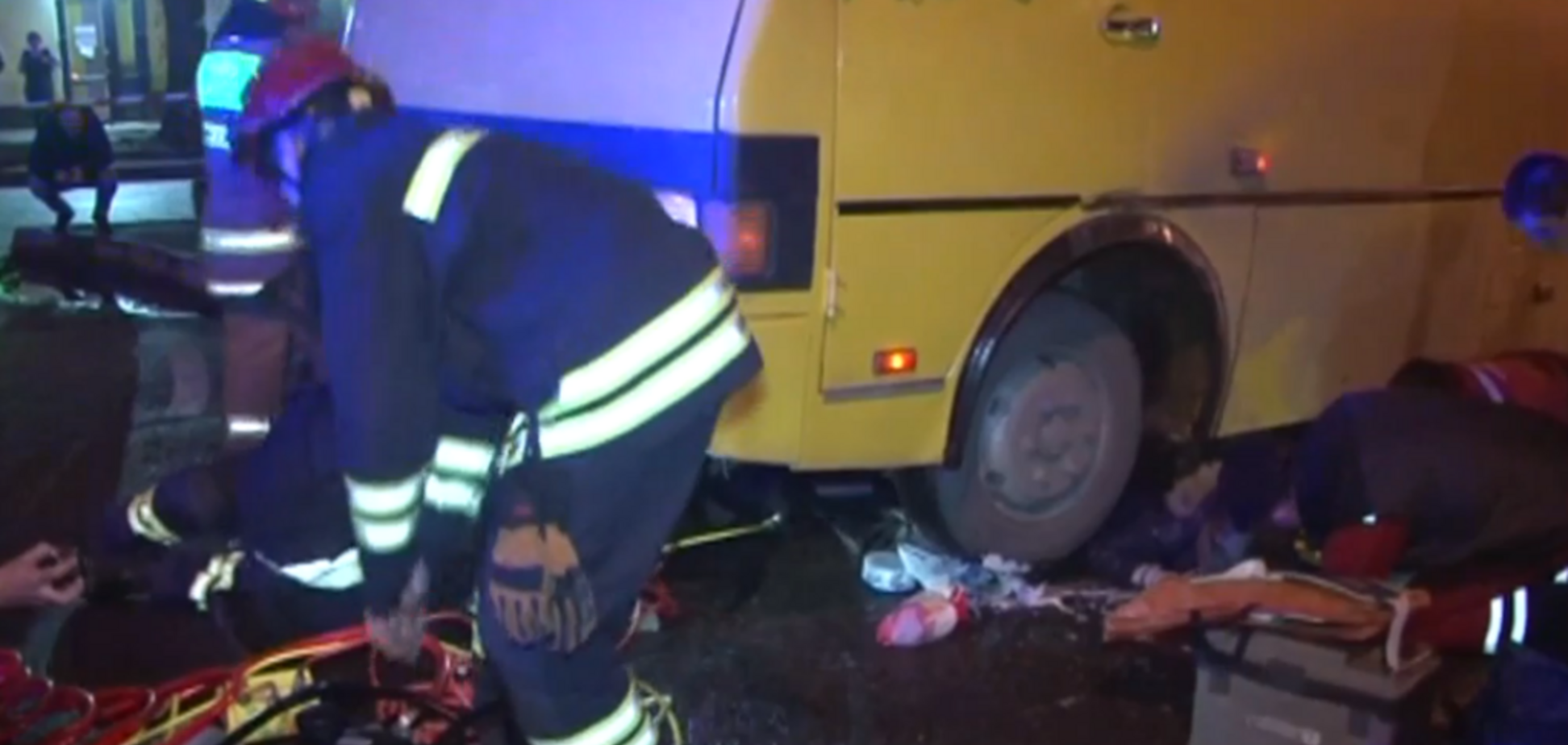 Вижила дивом: у Львові авто влетіло в дівчину на пішохідному переході. Відео 18+